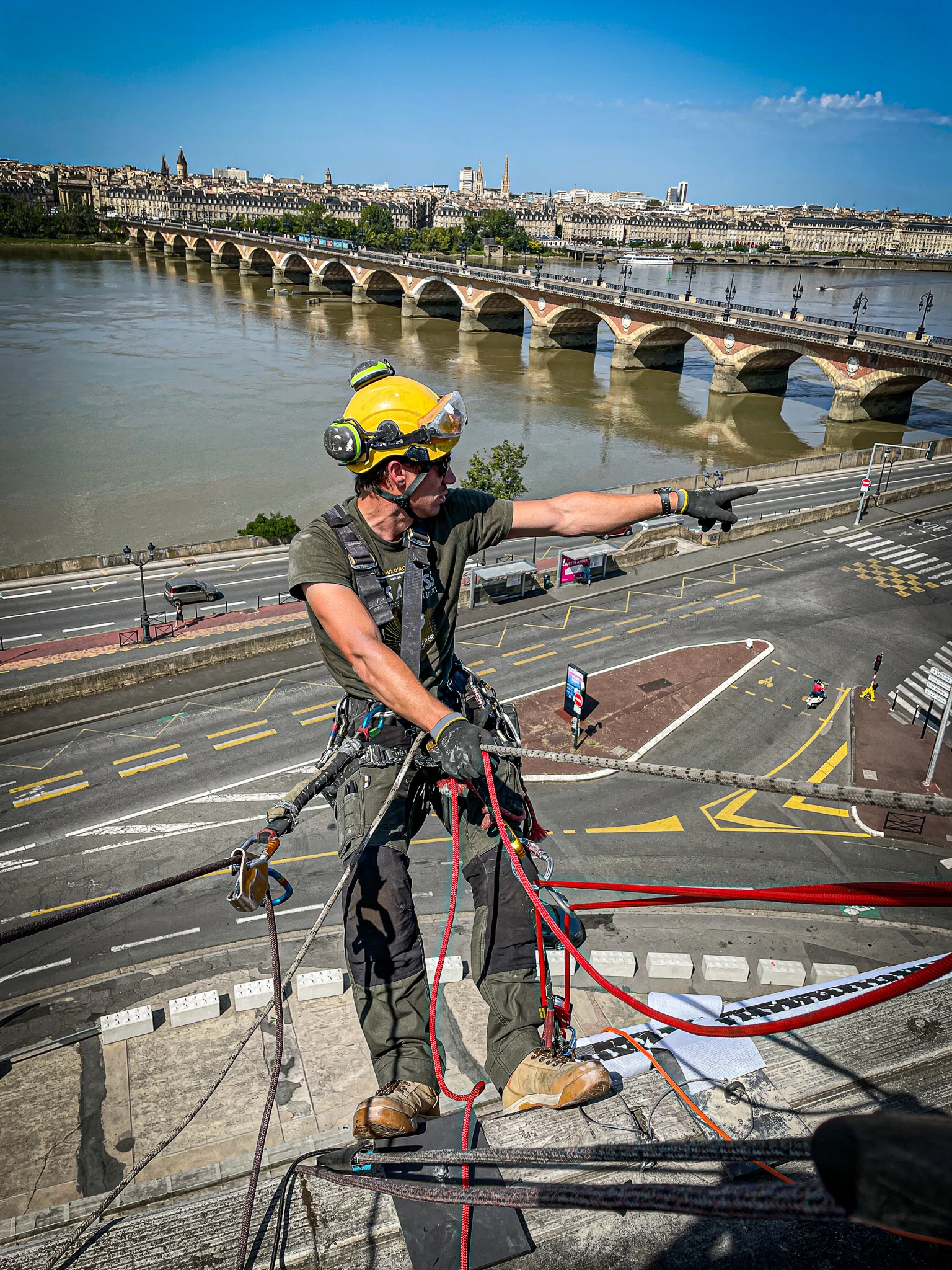 Pose de bâches monumentales sur la façade de La Benauge